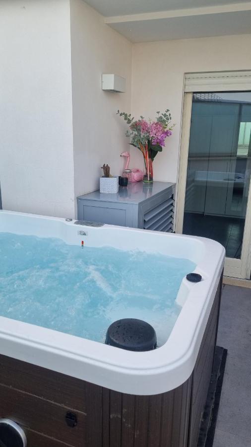 Penthouse 40 In Trastevere With Seasonally Jacuzzi Řím Exteriér fotografie